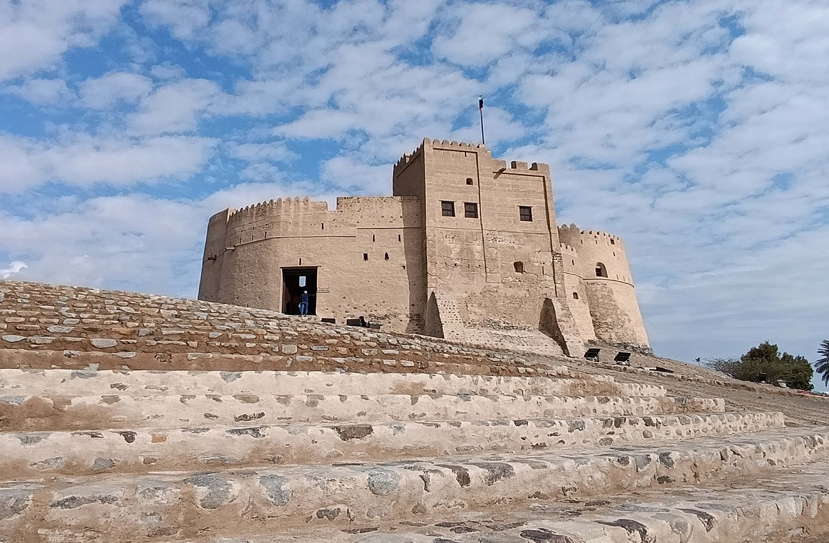 Panoramic view of the 16th-century Fujairah Fort overlooking the city.jpg